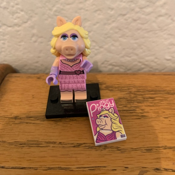 Lego Miss Piggy - Picture 2 of 2